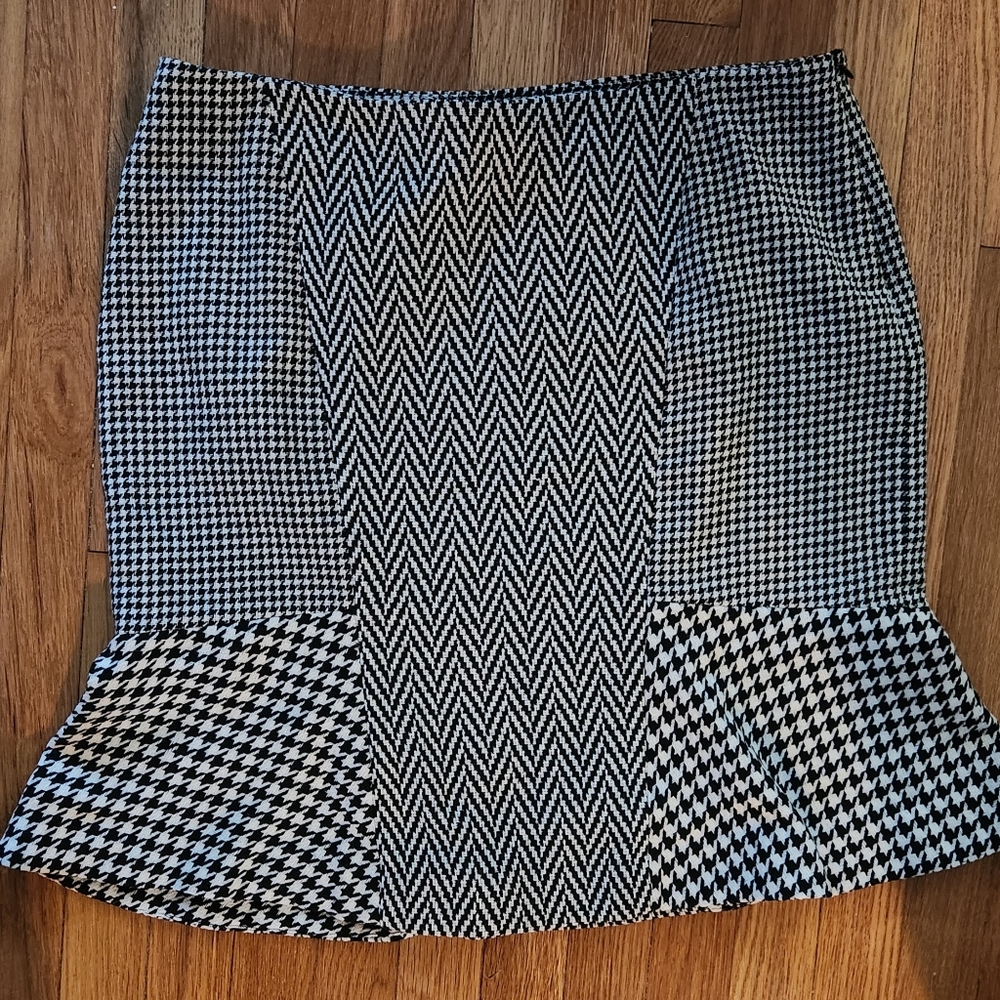 Ann Taylor Black and White Houndstooth Patterned Pencil Skirt - Picture 3 of 3